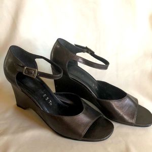 Really pretty purple metallic brown leather Nine West heel/pumps!